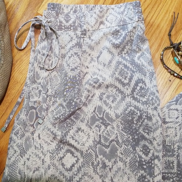 Harlowe & Graham Pants Gray Beige Snake Print M - Picture 2 of 8